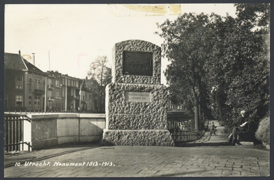 606075 Afbeelding van het gedenkteken bij de Bijlhouwerbrug (Tolsteegbarrière) te Utrecht, ter herinnering aan het ...